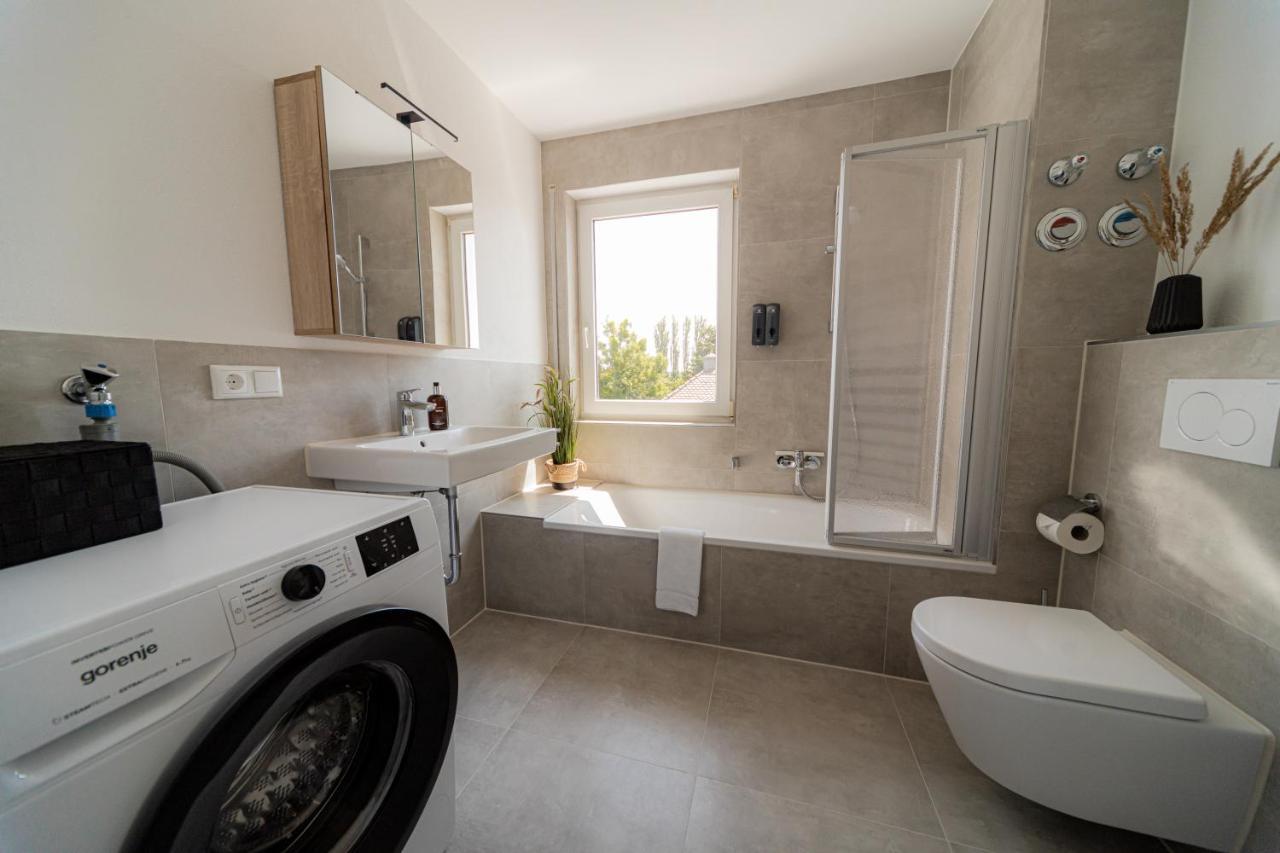 C4S Come4Stay Altoetting - 3-Zi Whg I Zentrale Lage I Parkplatz I Balkon I Wifi I Smarttv I 1 Kingsize, 1 Queensize Bett I Office Arbeitsplatz I Wohnbereich Mit Couch Und Essbereich I Voll Ausgestattete Kueche I Nespresso ภายนอก รูปภาพ
